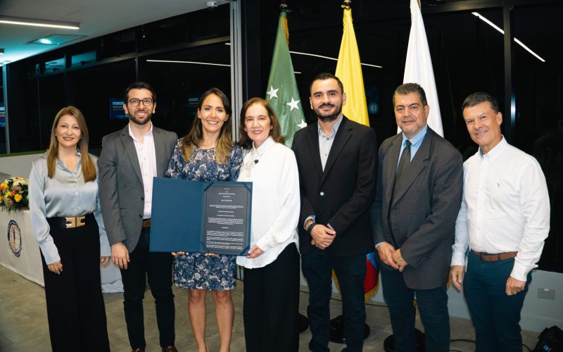 Acto de entrega acreditación en alta calidad, programa de medicina institución universitaria visión de las américas