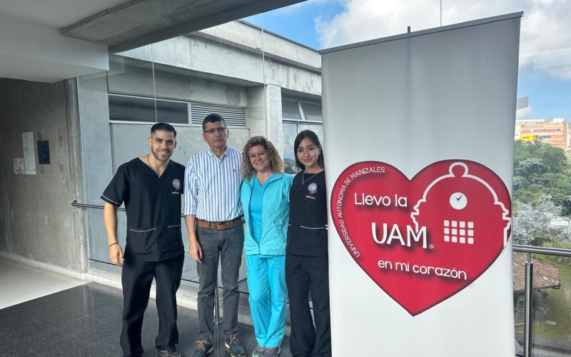 Para el programa de Ortodoncia es un placer poder informarle a la comunidad institucional que los estudiantes Valentina Roldán y Pablo Aristizábal del tercer año de la especialización se encuentran realizando su estancia académica desde el 16 de marzo hasta el 27 de marzo. Para nosotros es un logro inmenso debido a que gracias al relacionamiento activo y la visibilidad nacional que venimos teniendo desde que somos miembros del Consejo de educación de la Sociedad Colombiana de Ortodoncia (CESCO), hemos ido generando nuevos espacios de interacción académica que favorezcan la formación integral de todos nuestros residentes.  

Hoy es un hecho que nuestros residentes se encuentran teniendo una experiencia significativa en una universidad y en una región con grandes logros y reconocimientos en la práctica ortodóncica y que, al integrarnos a sus aprendizajes y enseñanzas, contribuimos a que esta alianza que este año comienza perdure en el tiempo y favorezca a todos nuestros públicos internos.